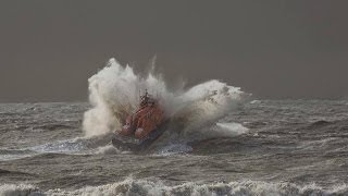 preview picture of video 'Newhaven lifeboat crew training exercise in tough conditions'