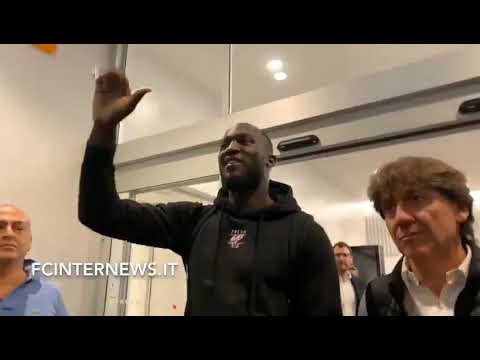 Romelu Lukaku arrives in Milan with huge reception 👀