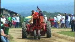 preview picture of video 'Farmall F-30 at Antique Power Exhibition (Part 3)'