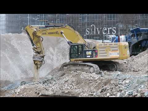 Bagger CAT 390F mit Hydraulikhammer