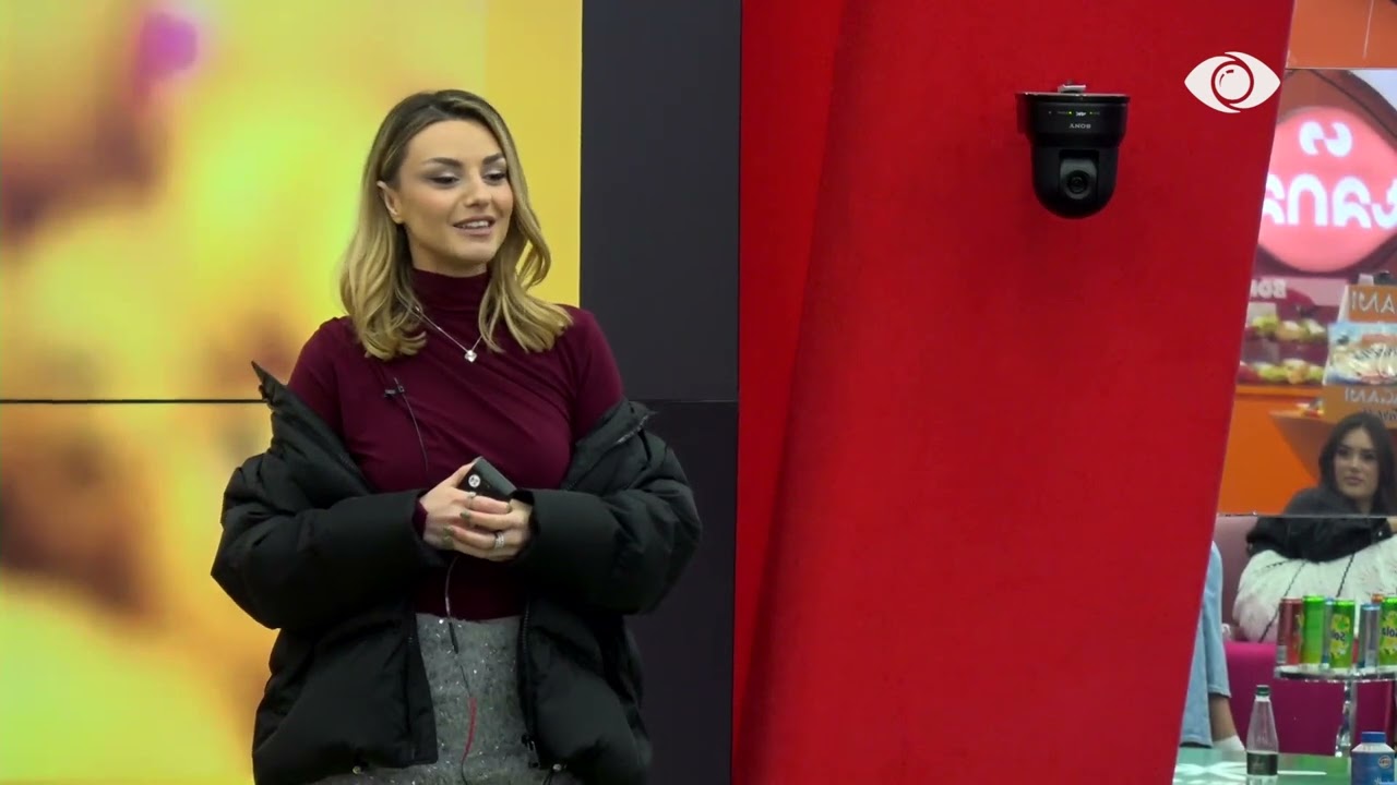 Makinë para, makinë mbrapa/ Ina tregon barcoletën e saj