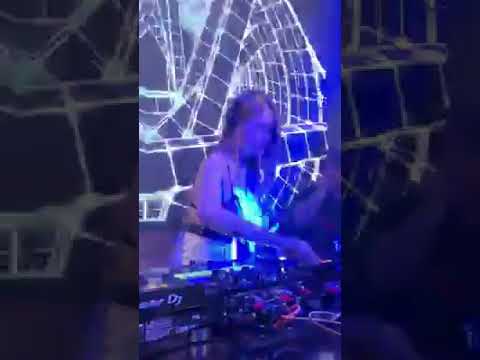 Dj ployfon from thailand remix in Qk club