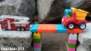 Download lagu Mobil Truk Membuat Jembatan Dari Lego Block Mainan... mp3