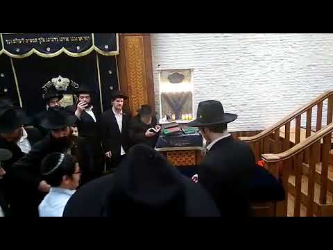 חלוקת דולרים להוספה בצדקה ג' כסלו