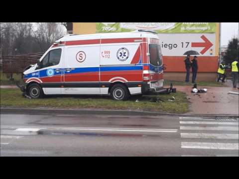 Kraśnik: Zderzenie karetki z fordem.