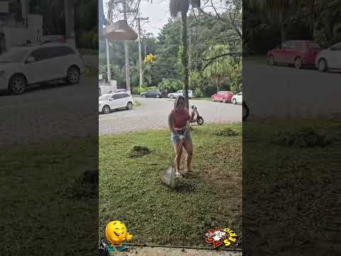 ENGENHEIRA PAOLA EM PLENO DOMINGO FAZENDO LIMPEZA NA PRAÇA DO JARDIM DAS PALMEIRAS