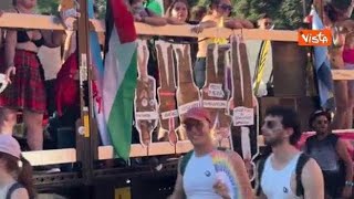 Trump, Rowling, Elon Musk, Netanyahu e Giulia Bongiorno a testa in giù su un carro del Pride di...