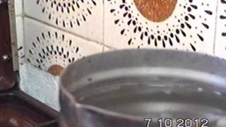 ביצה רכה המבושלת במים (ידידנו היקר משה רצון ז"ל) - התמונה מוצגת ישירות מתוך אתר האינטרנט יוטיוב. זכויות היוצרים בתמונה שייכות ליוצרה. קישור קרדיט למקור התוכן נמצא בתוך דף הסרטון