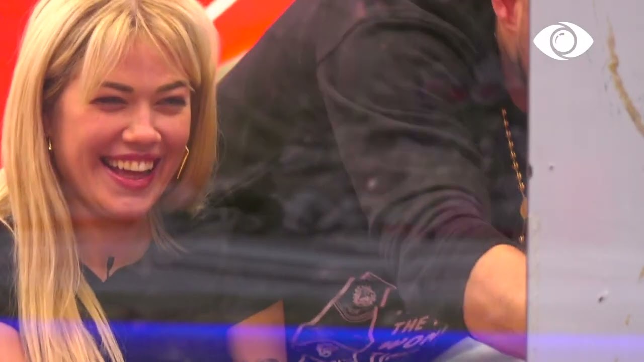 Kiara dhe Keisi luajnë playstation/ Luizi bën tifo