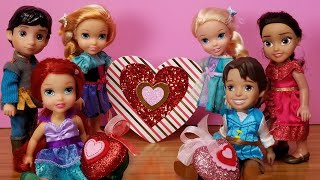 Valentine's day 2021 ! Elsa & Anna toddlers at school - Barbie is the teacher - heart crafts