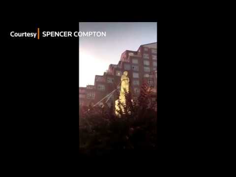 Christopher Columbus statue toppled in Baltimore - Derriban la estatua de Cristóbal Colón