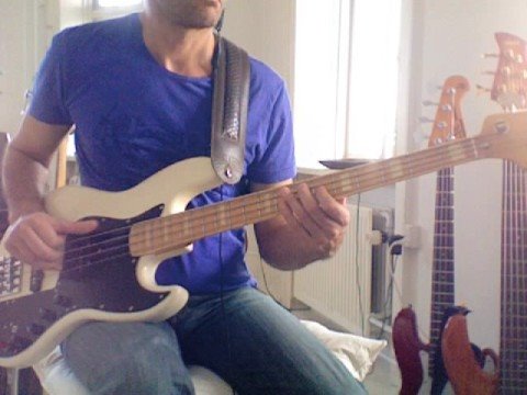 L157 bass technique - thumb plucking - from playbassnow.com