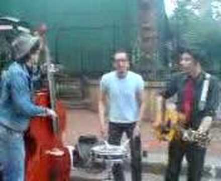 Los Jailbreakers - Bad Moon Rising (Busking)