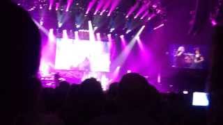 Download lagu Barry Gibb and Samantha Gibb at the Phones 4U arena in Manchester, How can you mend a broken heart mp3