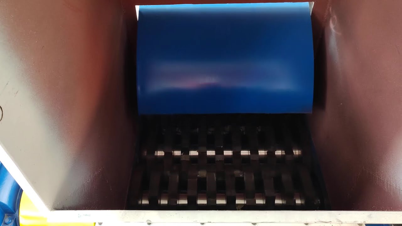 1200 Double Shaft Shredder with Hydraulic Ram in Action