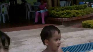 preview picture of video 'piscina en rozo con los primos'