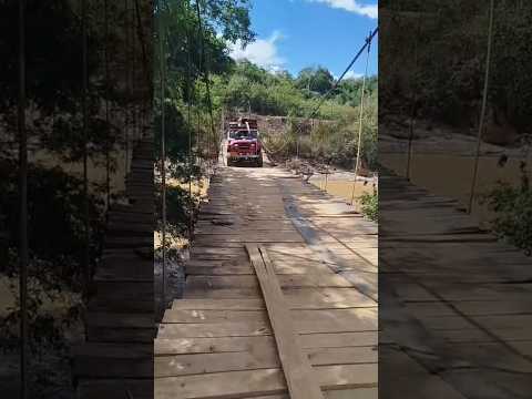 cruzando puente colgante sobre el río saldaña en Chaparral Tolima #campo