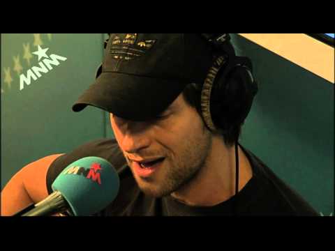 Gene Thomas met zijn MNM1000 versie van "Back For Good"