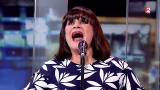 Lisa Angell chante "N'oubliez pas" au piano/voix au JT de 13h