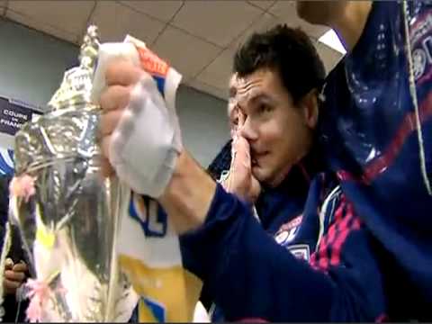 Dejan Lovren - blessé - reçoit la Coupe de France dans les vestiaires.