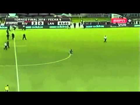 chico que corre en el partido de river - lanus