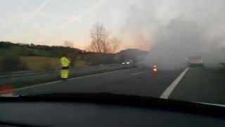 preview picture of video 'Voiture en feu sur l'autoroute A64 direction Pau-Toulouse'