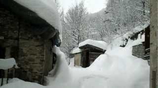 preview picture of video 'Neve 2013 Limone Piemonte-residenza Girasole sotto la neve'