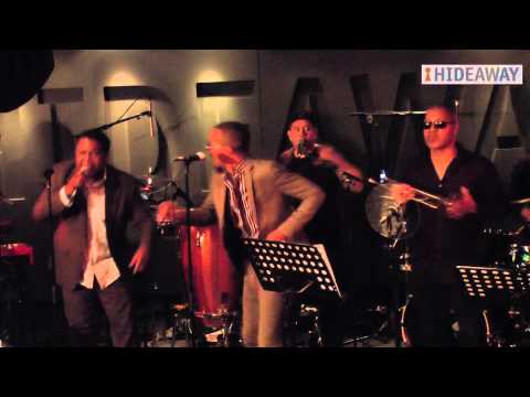 Los Charly's Orchestra - Me Recumbe