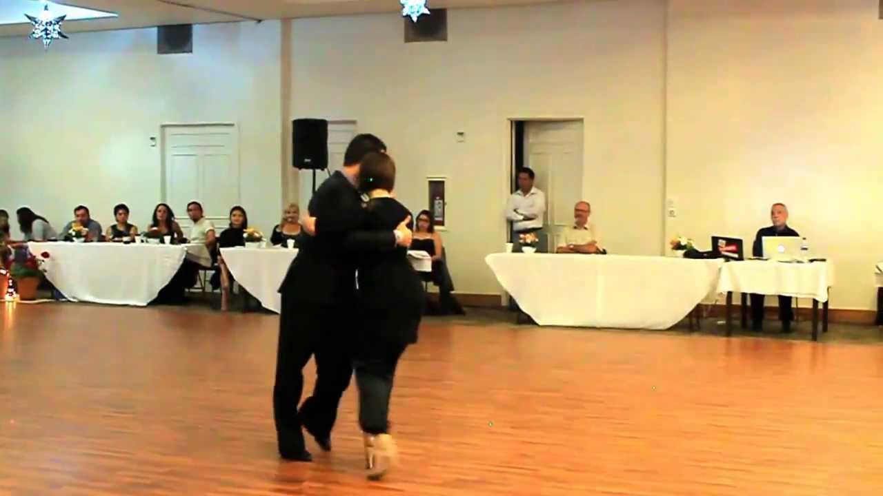 Dennys Fernández & Maggie Draus interpretan Las Campanas