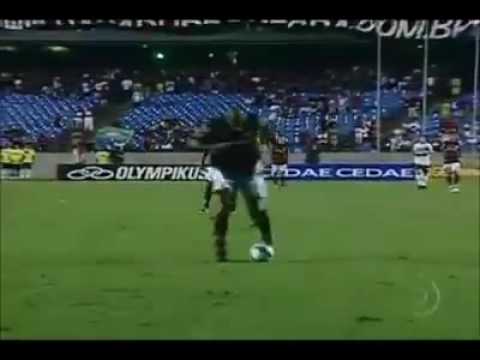 Passe de Pet, conclusão de Adriano. Há exatos sete anos: Flamengo 3 x 0 Coritiba.