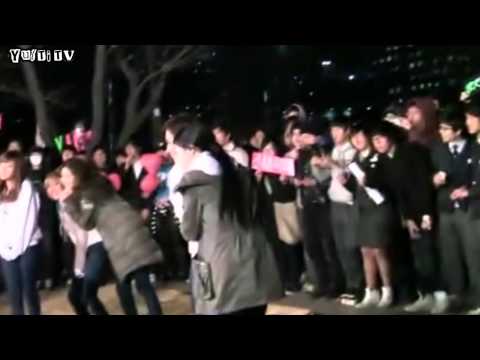 SNSD YulTi 율티 Fancam Moment #22 - The Epic Back Hug