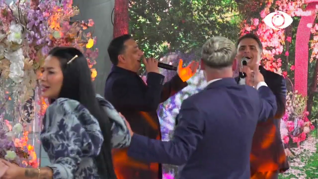 Atmosferë në shtëpi, këndon Armaldo