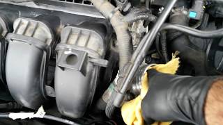 2012 Ford Focus S.E / Cleaning The Throttle Body