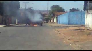 preview picture of video 'camionete pegando fogo em piracanjuba'