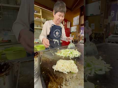昔から海軍の街で栄えたエリアではお好み焼き屋さんが多くて細麺のうどんを使ったお好み焼きが主流で呉の食文化である呉焼きを提供するお店