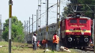 preview picture of video 'Sanghamitra Express goes over 100+ Years Old Machna River Bridge at Maximum Permissible Speed'