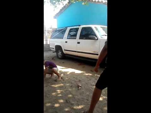 Niño echa un pedo peleando..Turn down for whats