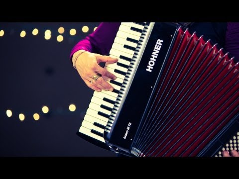 How to Play a Piano Accordion | Accordion Lessons