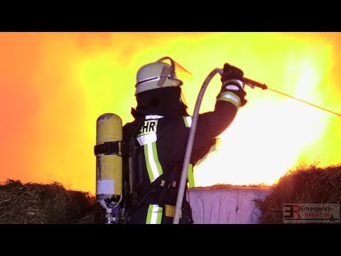 [250 HEUBALLEN AUF FELD IM VOLLBRAND] - Großeinsatz Feuerwehr Remscheid -