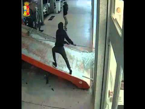 Torino: rom rubano un bancomat con il carro attrezzi