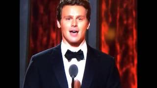Jonathan Groff ironizando John Travolta quando chama Idina Menzel no Tony Awards 2014
