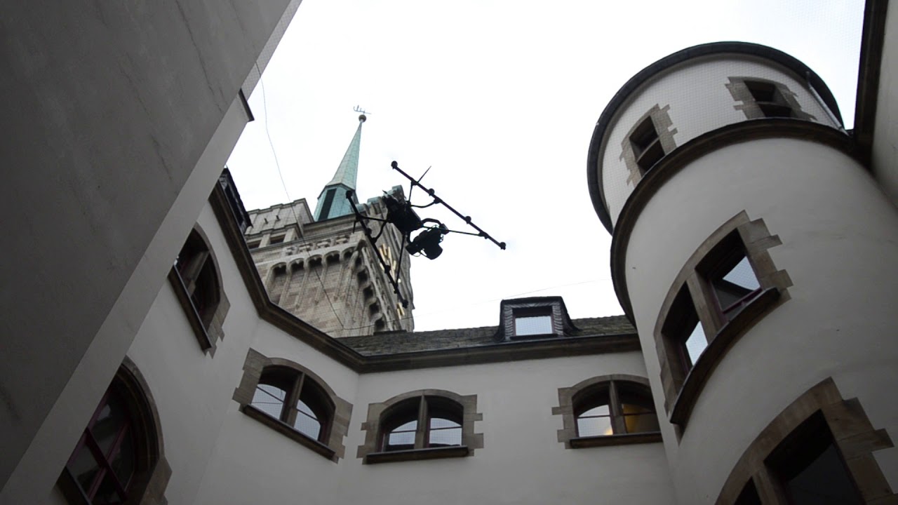 Drohnenflug im Innenhof des Rathauses
