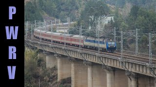 preview picture of video 'Chinese Diesels - DF11G flies over Laocheng viaduct with a 17 car train Jan 16 2013'