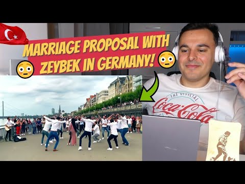 Efeler Gurbette de Efe! - Zeybekle Sürpriz Evlenme Teklifi 😳 Italian Reaction 🇹🇷