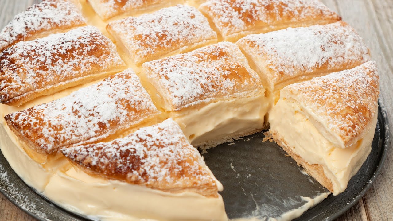 Tarta de hojaldre rellena de crema y queso mascarpone