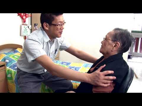 影片：One person to assist an elderly to transfer from bed to chair