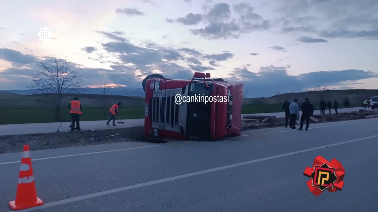 Çankırı Ankara karayolunda tomruk yüklü tır devrildi