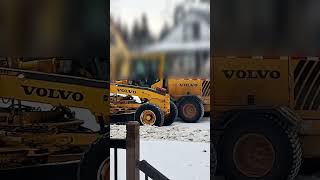 カナダの住宅街に除雪車が来たらこんな感じ。うちの市では、残された雪の山はそれぞれのお家の住人が処理しまーす。