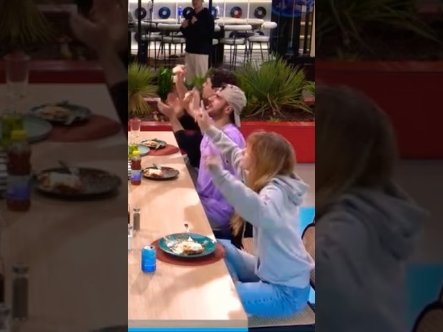 Vídeo relacionado con [Merchandising Exclusivo Operación Triunfo] Retro NOEMÍ Camiseta