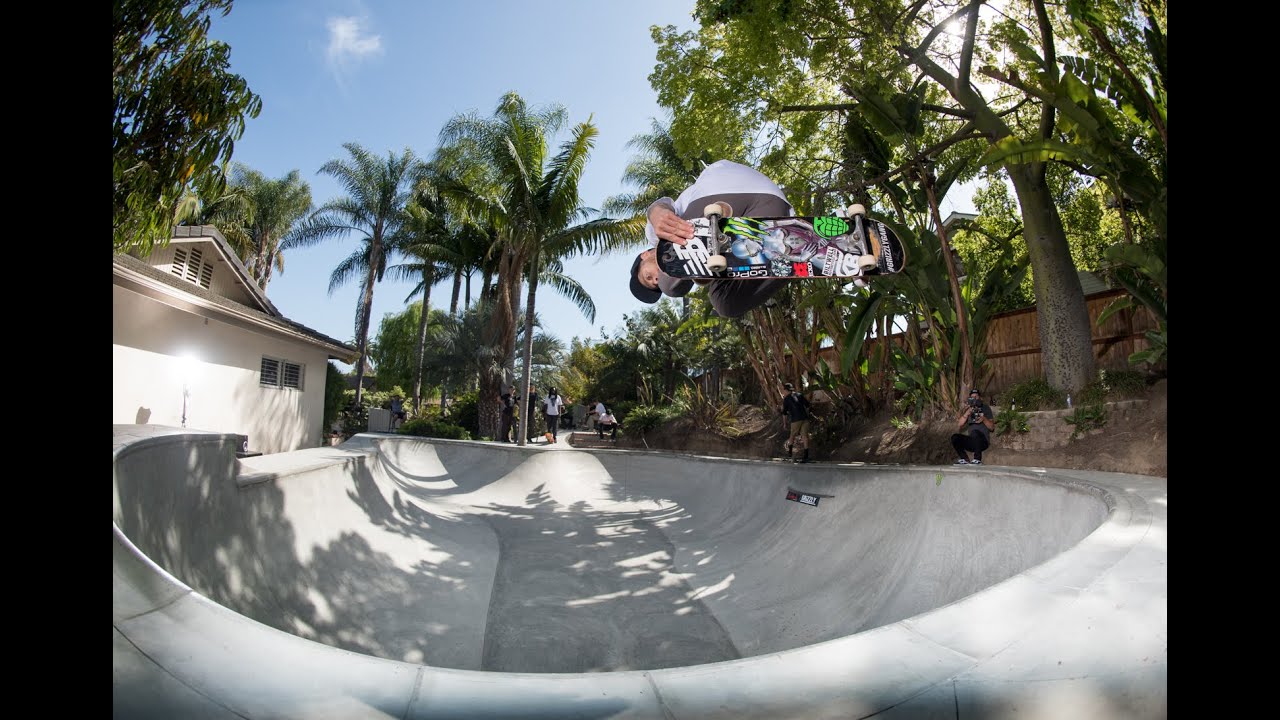 El team de Monster patina el bowl de PLG